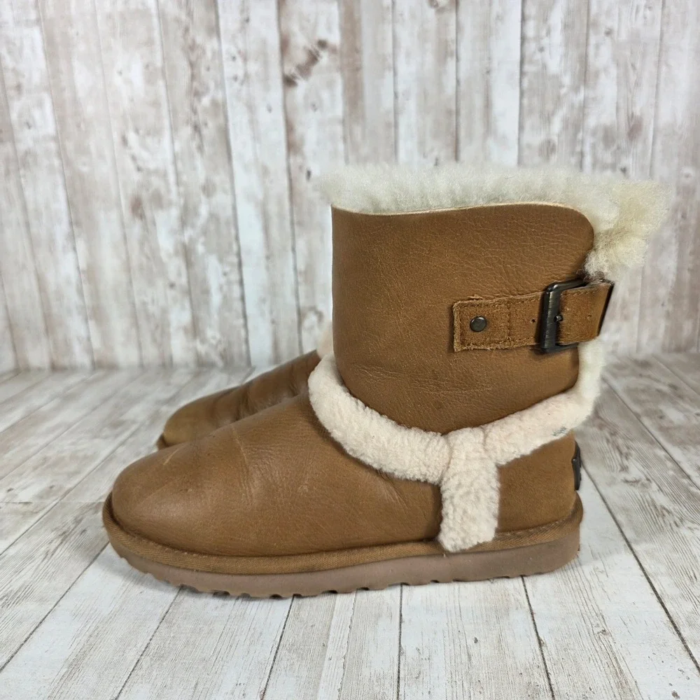 UGG Australia Women's Classic Short Bailey Button Chestnut Sheepskin Size‎ 6